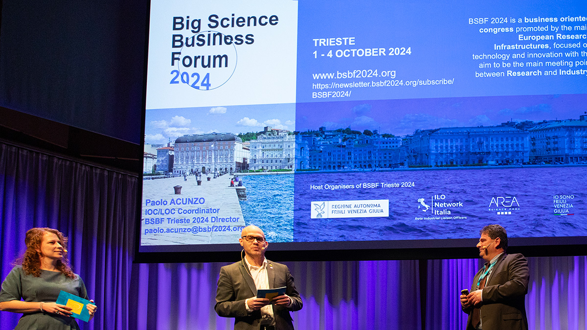 <p>Catarina Sahlberg and Fredrik Engelmark talking with Paolo Acunzo, Director of the Big Science Business Forum, Trieste 2024.</p>