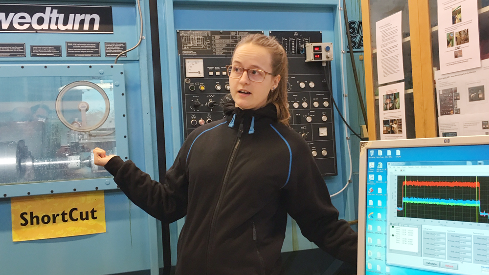 Rebecka Lindvall, doktorand vid Industriell Produktion, övervakar "Sveriges mest stabila svarv". Här gör man bland annat utslitningstester för skärverktyg.