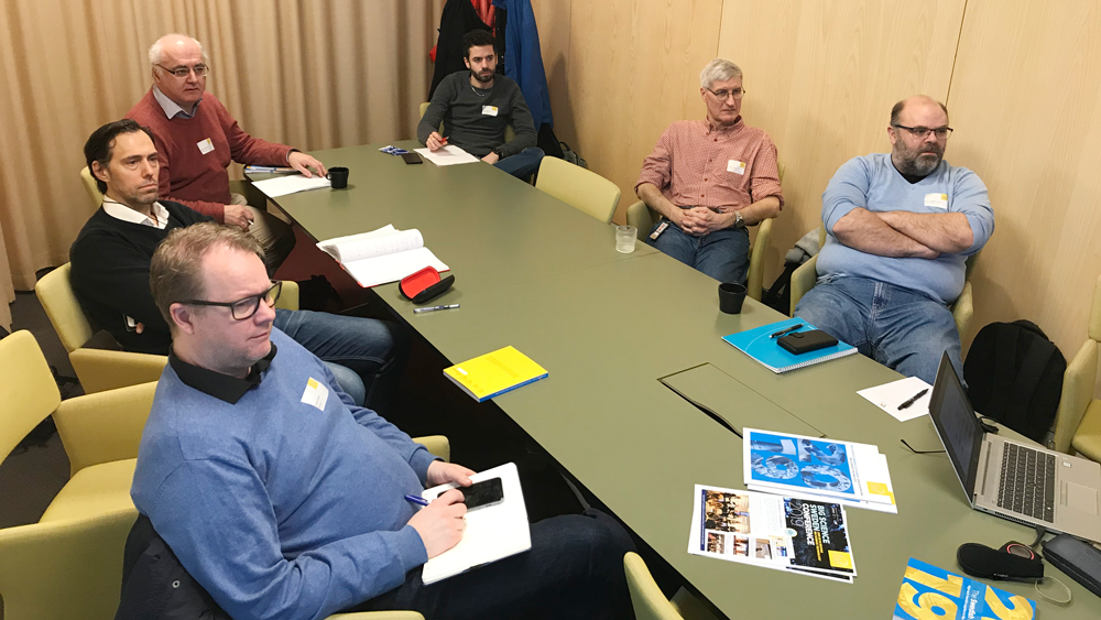 I Uppsala lyssnade deltagande företag koncentrerat på informationen från ITER. Här var Fredrik Engelmark, Industrial Liaison Officer (ILO) för CERN, värd för mötet.