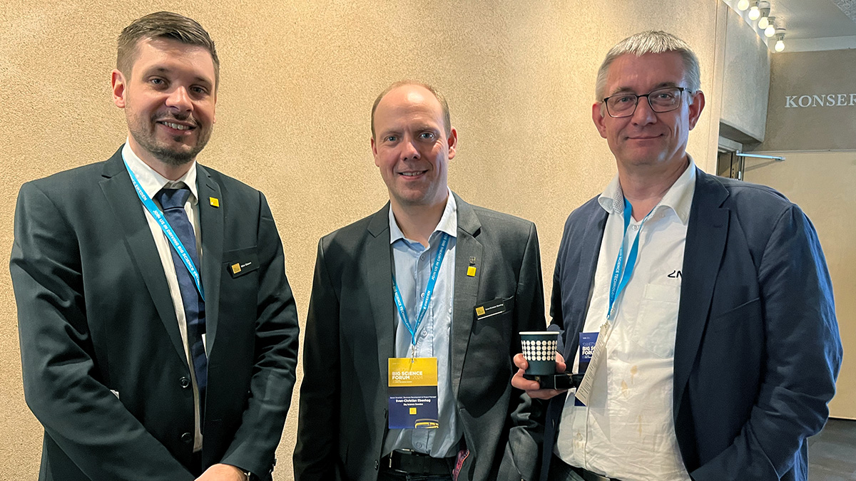 <p>Mike Olsson (Big Science Sweden) and Sven-Christian Ebenhag (Big Science Sweden and RISE) with Jörgen Stenarson (LNF).</p>