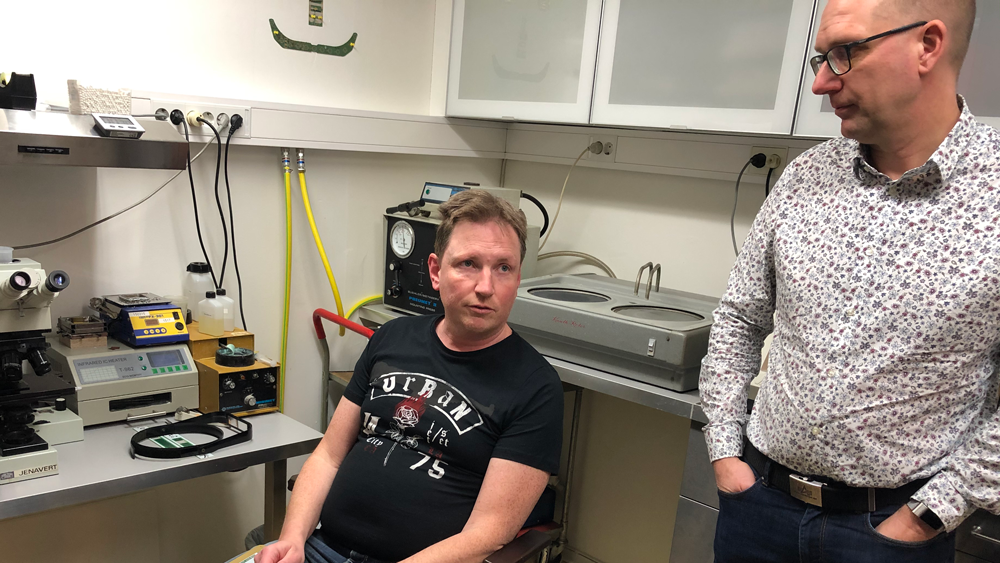 Kvalitetsansvarig Esbjörn Johansson tillsammans Key Account Manager Håkan Magnusson på Malmö Mönsterkort.